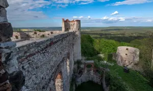 Ruiny zamku Tenczyn zapraszają na zwiedzanie. Majestatyczne mury i wieże wznoszą się na wzgórzu, oferując widok na zielone doliny.