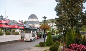 Urokliwy deptak w Międzyzdrojach, gdzie restauracje i kawiarnie zapraszają do odpoczynku. Wśród zieleni i kwiatów, to idealne miejsce na spacer i odkrywanie międzyzdrojskie atrakcje.