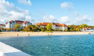 Piękne, nadmorskie miejscowości z hotelami i plażą w jesiennej odsłonie.