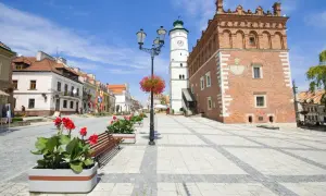 Ratusz i kamienice tworzą jeden z najpiękniejszych rynków w Polsce. Słoneczny dzień, kwiaty i ławki zapraszają do odpoczynku.