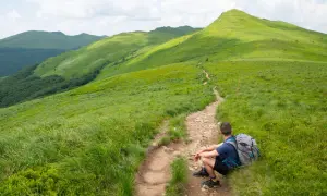Bieszczady atrakcje dla dzieci: szlak przez zielone połoniny, idealny na rodzinną wyprawę.