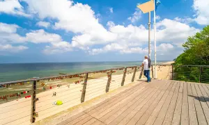 Spacer po molo w Rewalu, podziwiając plażę i morze. Miłość na kłódkach to jedne z wielu atrakcji Rewala.
