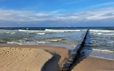 Piękna plaża z falochronem. Z Poznania pociągiem dojedziesz do wielu miast nad morzem, np. do Trójmiasta czy Kołobrzegu.