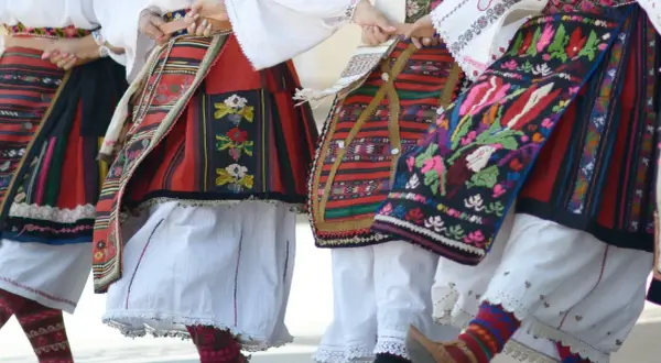 Tancerki w barwnych, tradycyjnych strojach ludowych, tworzące barwny korowód podczas jednego z festiwali w Polsce.