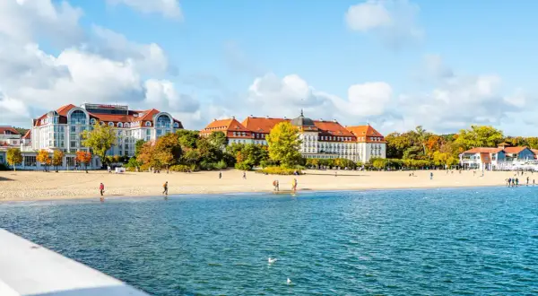 Piękne, nadmorskie miejscowości z hotelami i plażą w jesiennej odsłonie.