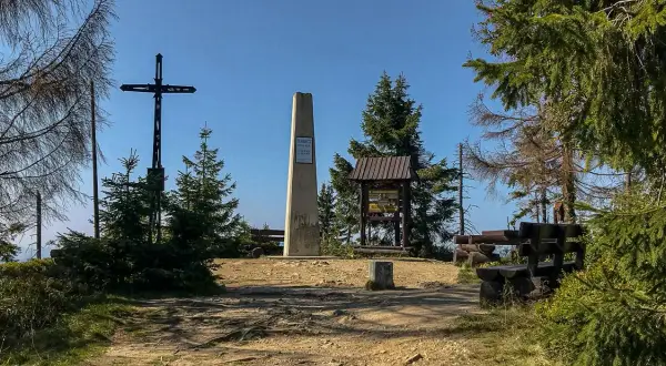 Na szczycie Turbacz, wśród drzew, stoi obelisk i krzyż. To piękne gorce szczyty.