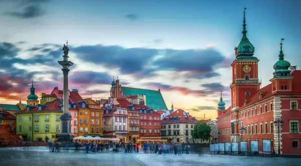 Kolumna Zygmunta i Zamek Królewski na Starym Mieście. To miejsce, co warto zobaczyć w Warszawie, zachwyca o zachodzie słońca.