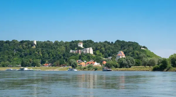Kazimierz Dolny: ruiny zamku, baszta obronna i kościół na wzgórzu. Atrakcje turystyczne nad Wisłą.