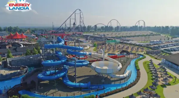 Energylandia, największy aquapark w Polsce, oferuje mnóstwo wodnych atrakcji i rollercoasterów.