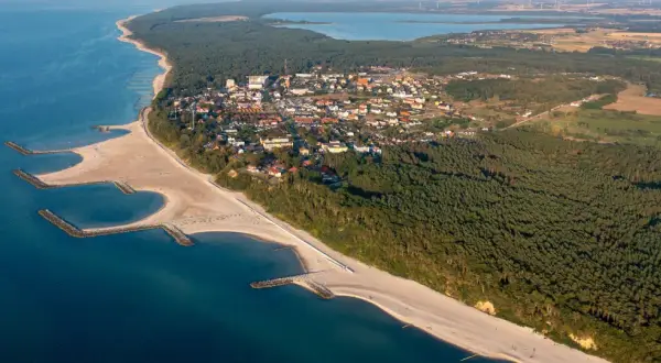 Jarosławiec: zobacz plażę, las i urokliwe domki. Idealne miejsce na wakacje nad morzem.