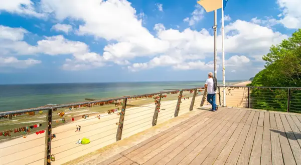 Spacer po molo w Rewalu, podziwiając plażę i morze. Miłość na kłódkach to jedne z wielu atrakcji Rewala.