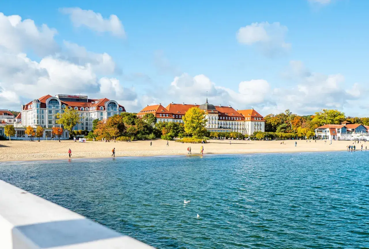 Piękne, nadmorskie miejscowości z hotelami i plażą w jesiennej odsłonie.