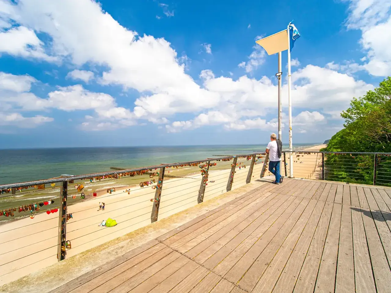 Spacer po molo w Rewalu, podziwiając plażę i morze. Miłość na kłódkach to jedne z wielu atrakcji Rewala.