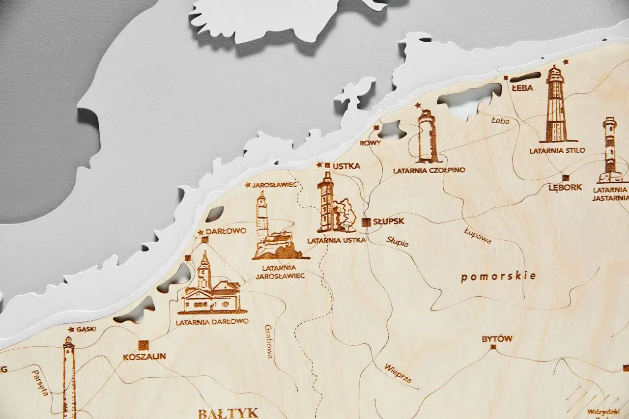 Drewniana mapa z zaznaczonymi latarniami morskimi w Polsce. Widoczne latarnie w Darłowie, Jarosławcu, Ustce, Czołpinie, Stilo i Jastarni.