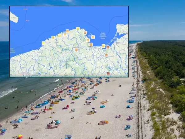 Mapa pokazuje, gdzie najcieplej nad morzem. Widać plażę z turystami i mapę z oznaczeniami temperatur wody.