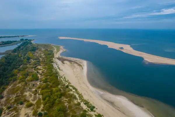 Piękne, piaszczyste plaże i zielone wydmy – idealne miejsce, gdzie nad morze żeby się nie nudzić. Woda i ląd tworzą malownicze krajobrazy.