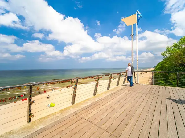 Spacer po molo w Rewalu, podziwiając plażę i morze. Miłość na kłódkach to jedne z wielu atrakcji Rewala.